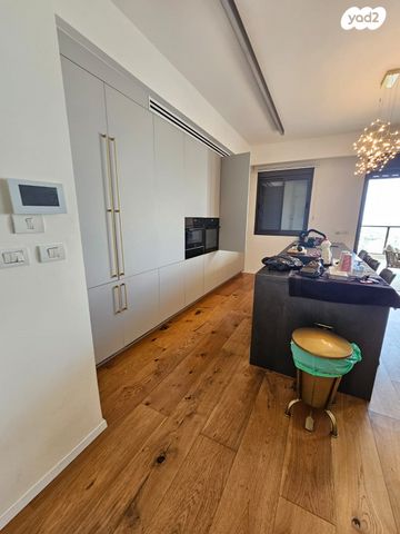 גג/ פנטהאוז, משכנות האומנים, קרית מוצקין