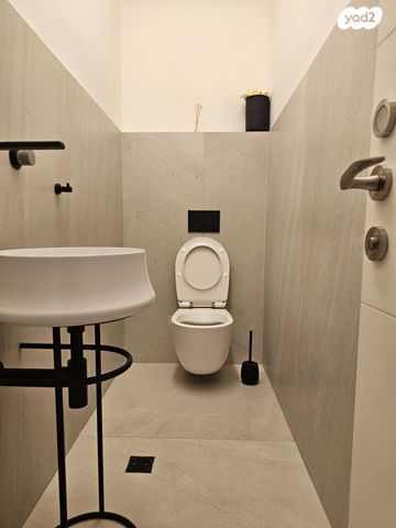 גג/ פנטהאוז, משכנות האומנים, קרית מוצקין