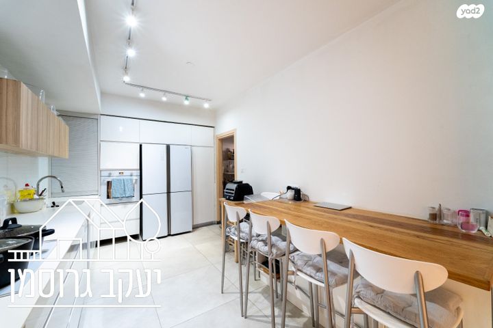 דירת גן, צור יצחק, צור יצחק