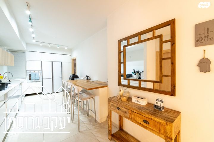 דירת גן, צור יצחק, צור יצחק