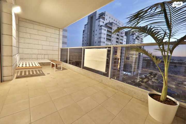 דירה, אהוד מנור, נאות אפק, אפקה, קרית ביאליק