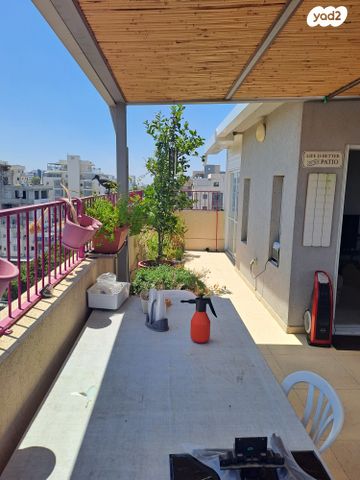 גג/ פנטהאוז, מנשה קפרא, שעריים, רחובות