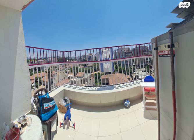 גג/ פנטהאוז, מנשה קפרא, שעריים, רחובות