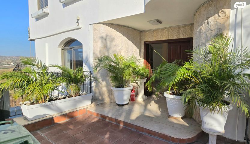 דו משפחתי, אורנית