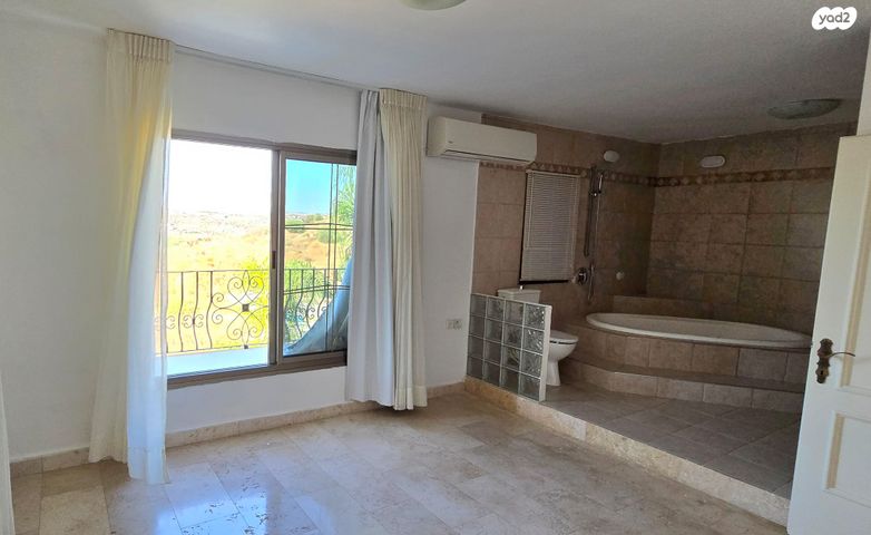 דו משפחתי, אורנית