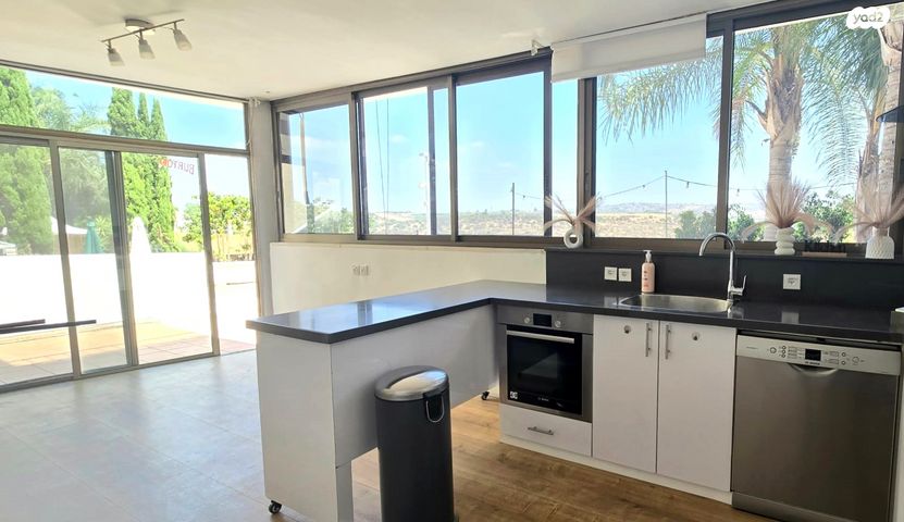 דו משפחתי, אורנית