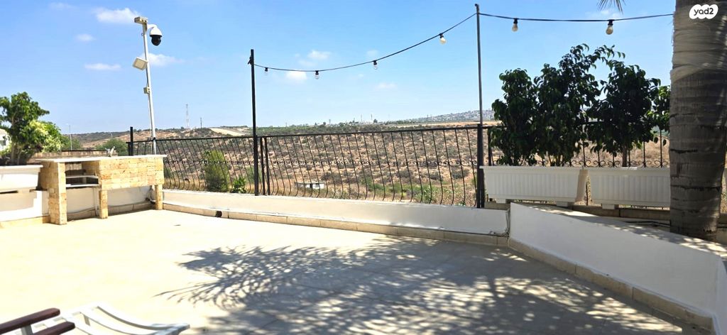 דו משפחתי, אורנית