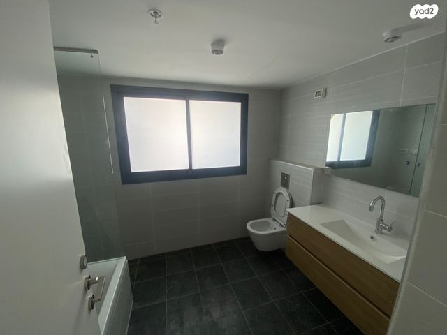 דירה, דרך מנחם בגין 1, בת ים