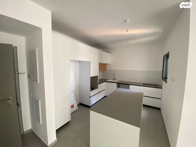 דירה, דרך מנחם בגין 1, בת ים