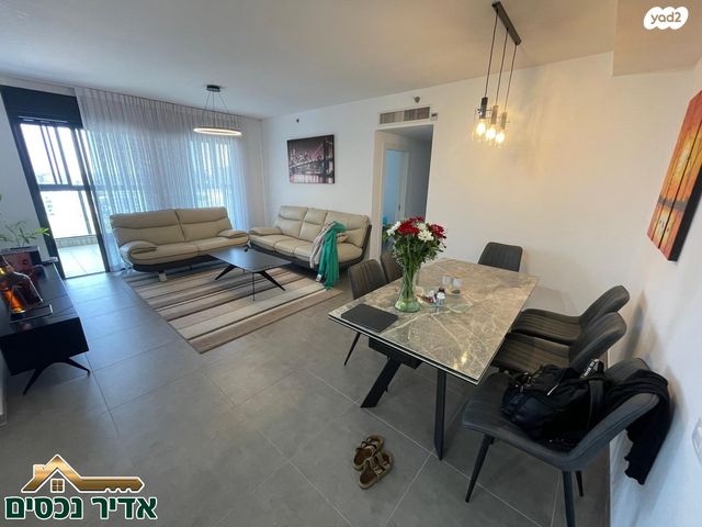 דירה, הצנחנים, אריק שרון, נהריה