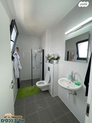 דירה, הצנחנים, אריק שרון, נהריה