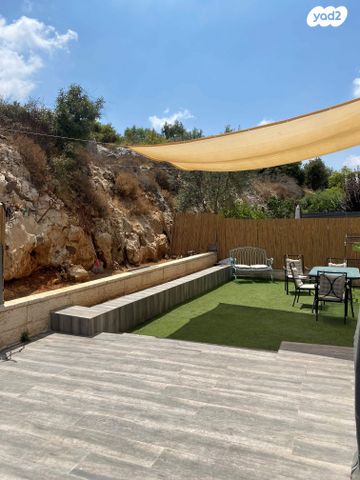 דו משפחתי, הר כתרון, צור הדסה