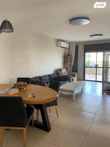 דו משפחתי, הר כתרון, צור הדסה