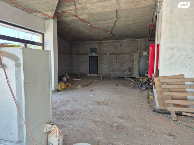 חנויות/ שטח מסחרי, בחן