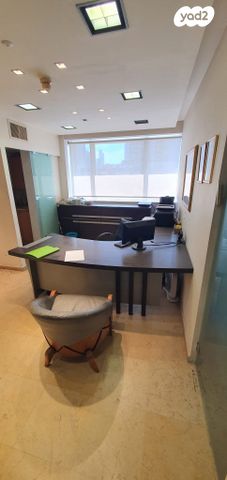 בניין משרדים, דרך זאב ז'בוטינסקי 155, נחלת גנים, רמת גן