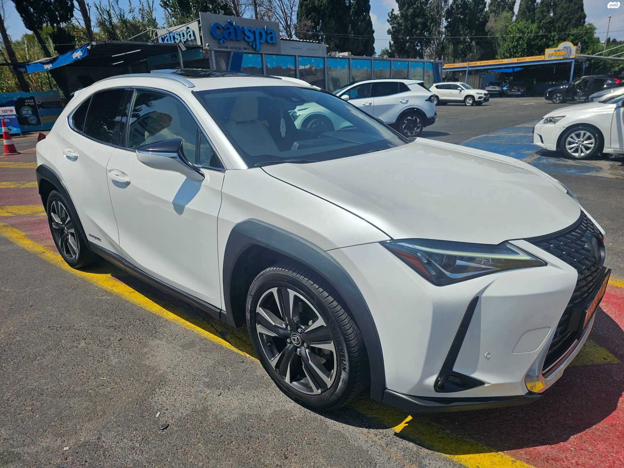 מודעת רכב לקסוס UX