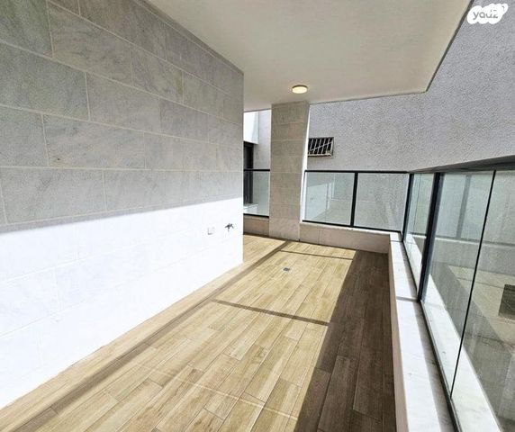 דירה, אברהם קרן, כפר סבא