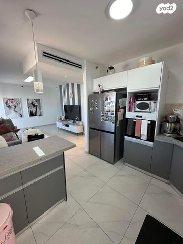 דירה, עפרה חזה, משכנות האומנים, קרית מוצקין