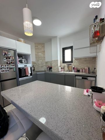 דירה, עפרה חזה, משכנות האומנים, קרית מוצקין