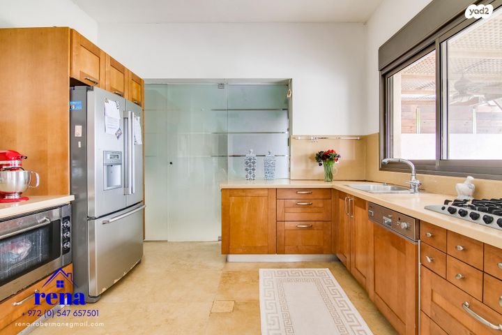 דו משפחתי, המעוף, קיסריה