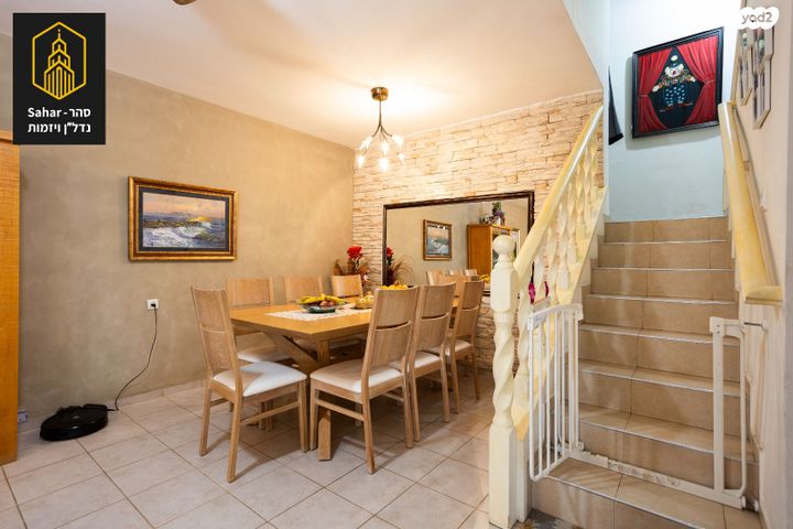 דו משפחתי, שגיא, אלפי מנשה