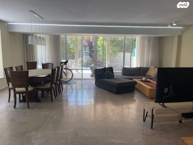 דו משפחתי, אורנית, אורנית