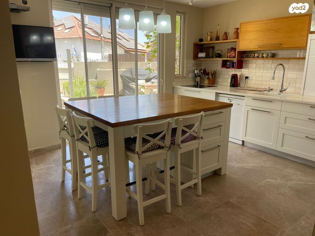 דו משפחתי, אורנית, אורנית