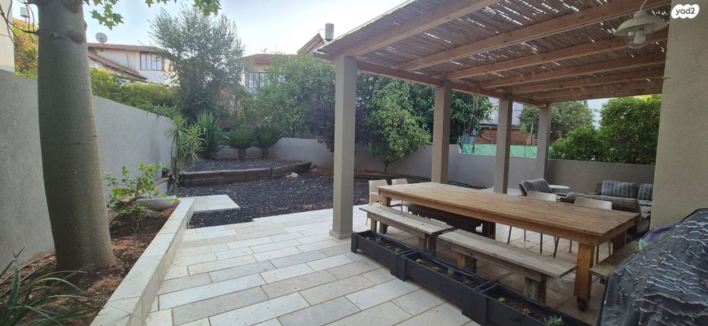 דו משפחתי, אורנית, אורנית