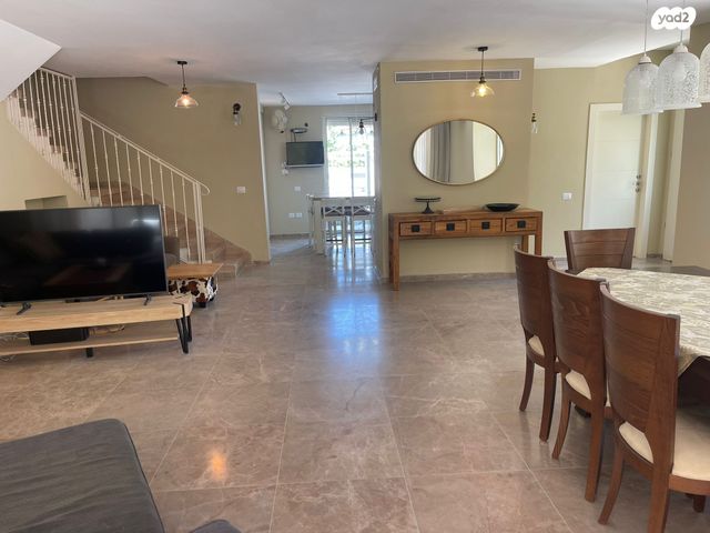 דו משפחתי, אורנית, אורנית