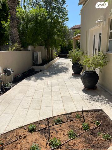 דו משפחתי, אורנית, אורנית