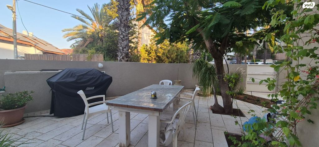 דו משפחתי, אורנית, אורנית