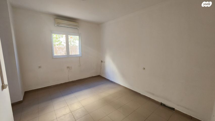 דירת גן, אורנית