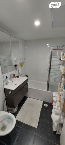 דירה, יעקב תמרי, חצרות המושבה, רחובות