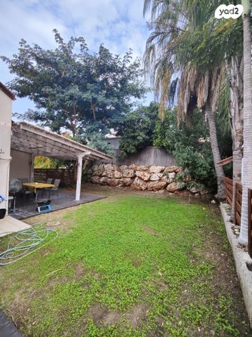 דו משפחתי, בת חפר