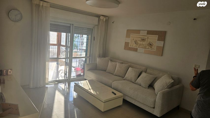 דירת גן, פרי מגדים, מגדים, מעלה אדומים