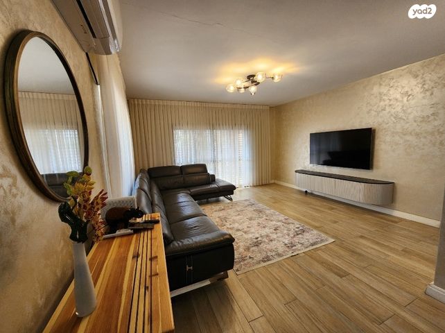 דו משפחתי, נווה גן, גן יבנה