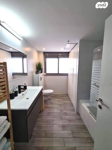 דירה, עוזי חיטמן, משכנות האומנים, קרית מוצקין