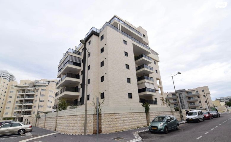 דירה, עוזי חיטמן, משכנות האומנים, קרית מוצקין