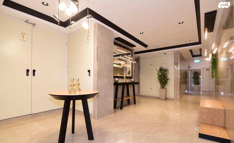 דירה, עוזי חיטמן, משכנות האומנים, קרית מוצקין