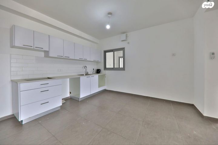 דירה, עוזי חיטמן, נאות אפק, אפקה, קרית ביאליק