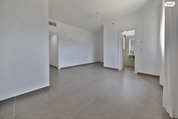 דירה, עוזי חיטמן, נאות אפק, אפקה, קרית ביאליק