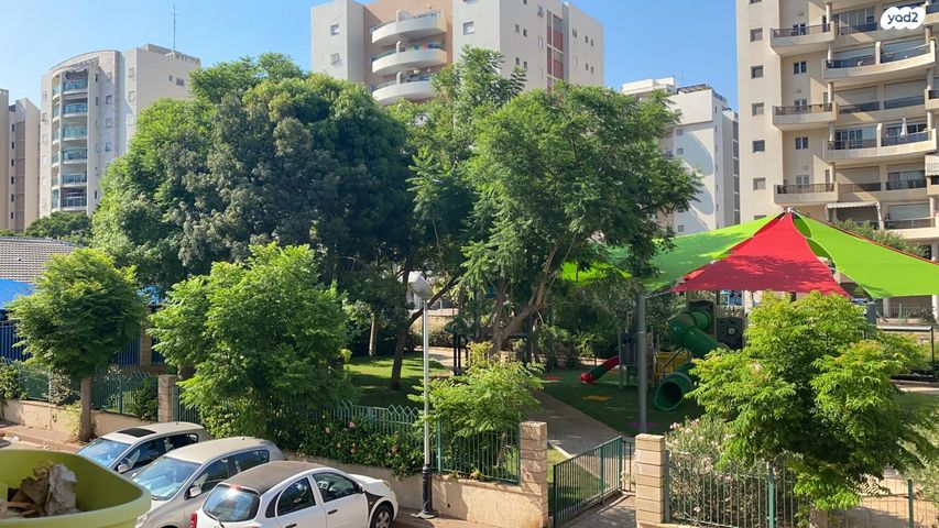 גג/ פנטהאוז, נעורים, ראשון לציון