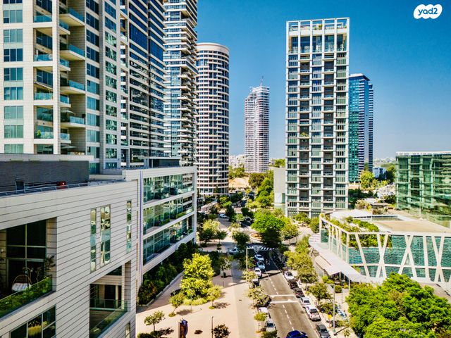 ניסים אלוני 