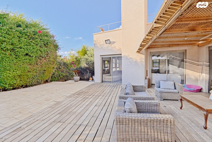 דו משפחתי, המעוף, קיסריה