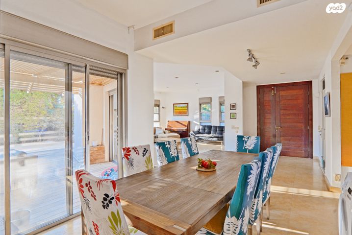 דו משפחתי, המעוף, קיסריה