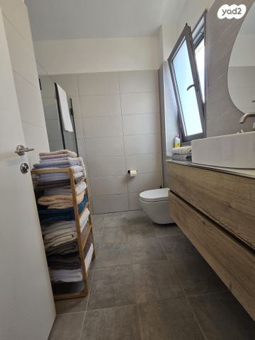 גג/ פנטהאוז, הפרחים, חריש