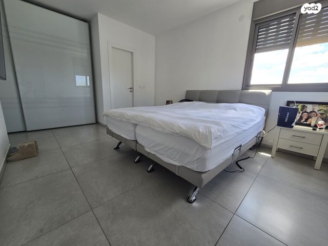 גג/ פנטהאוז, הפרחים, חריש