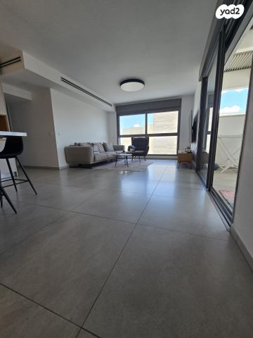 גג/ פנטהאוז, הפרחים, חריש