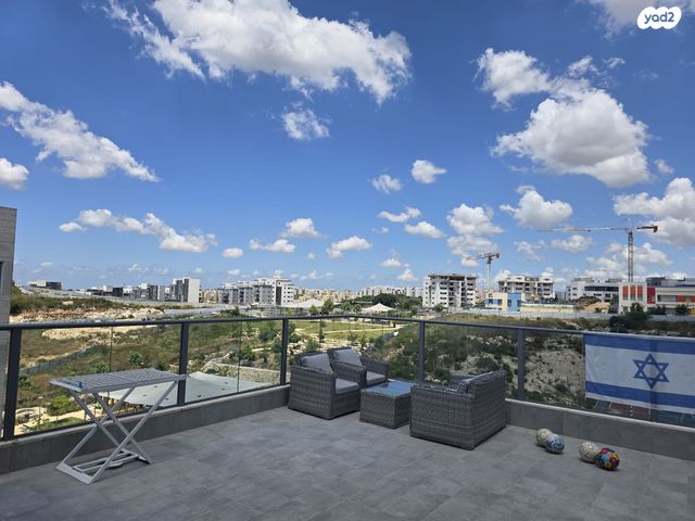 גג/ פנטהאוז, הפרחים, חריש