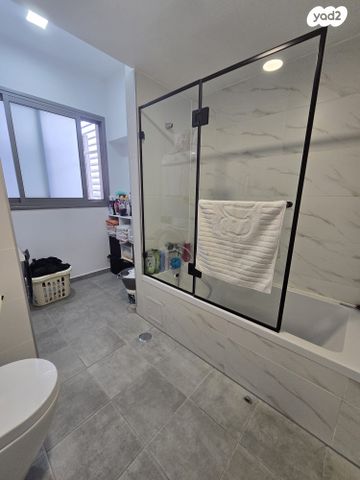 גג/ פנטהאוז, הפרחים, חריש